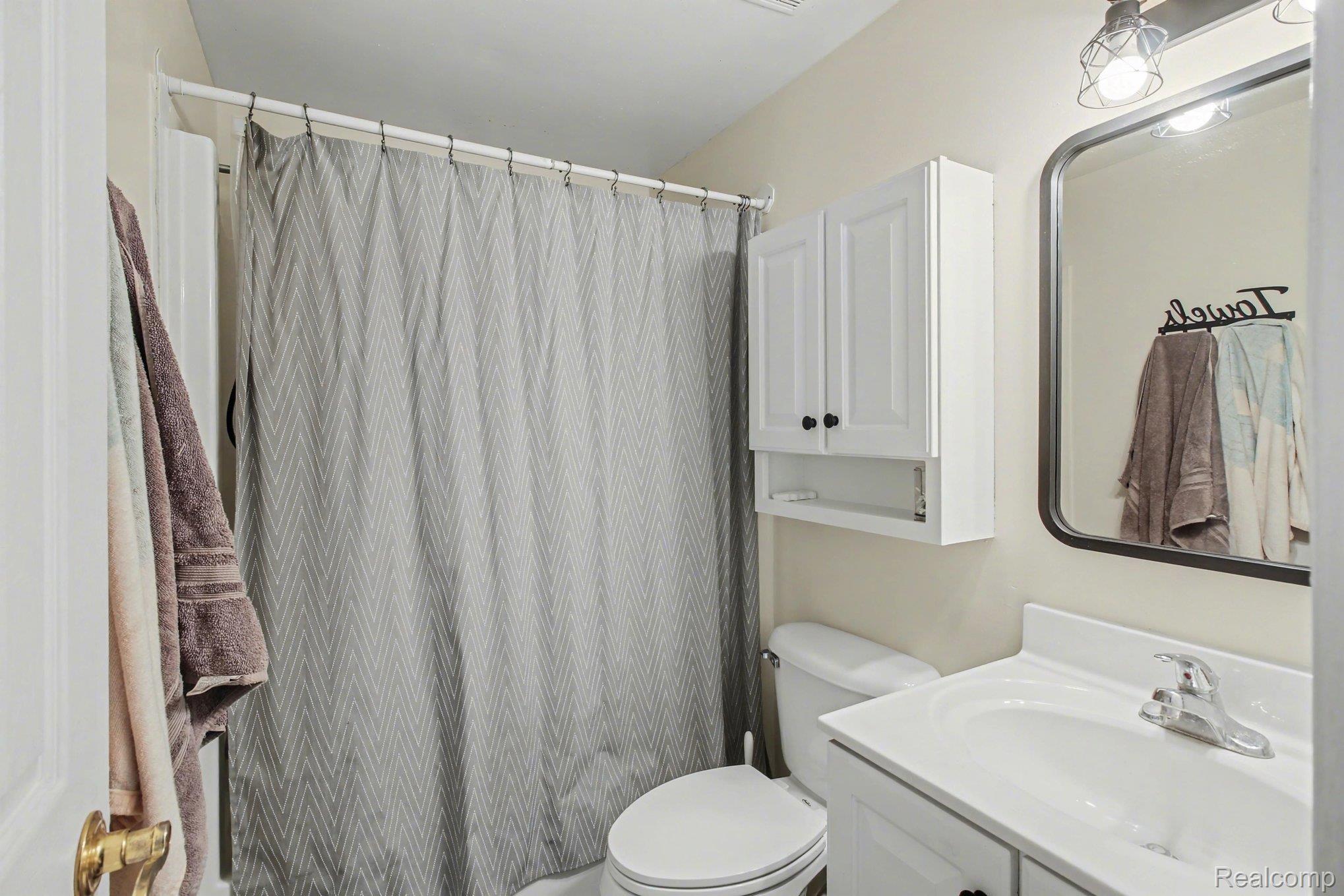 616 Rickett Road, Unit 118 Brighton, MI 48116 - Photo 11 of 21 015_file_4575.jpg