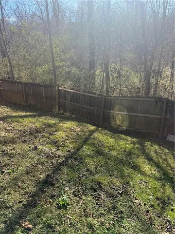 a view of a back yard