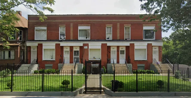 a brick building that has a lots of windows in it