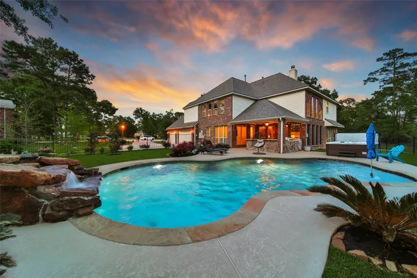 $899,900 | 5 Copper Cove, Conroe, TX 77304