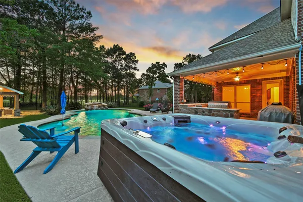 $899,900 | 5 Copper Cove, Conroe, TX 77304