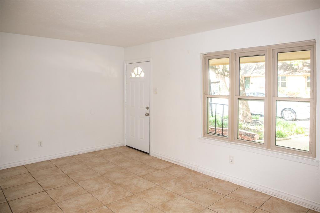 13552 Waterfall Way Dallas, TX 75240 - Photo 4 of 27 Living Room Entry