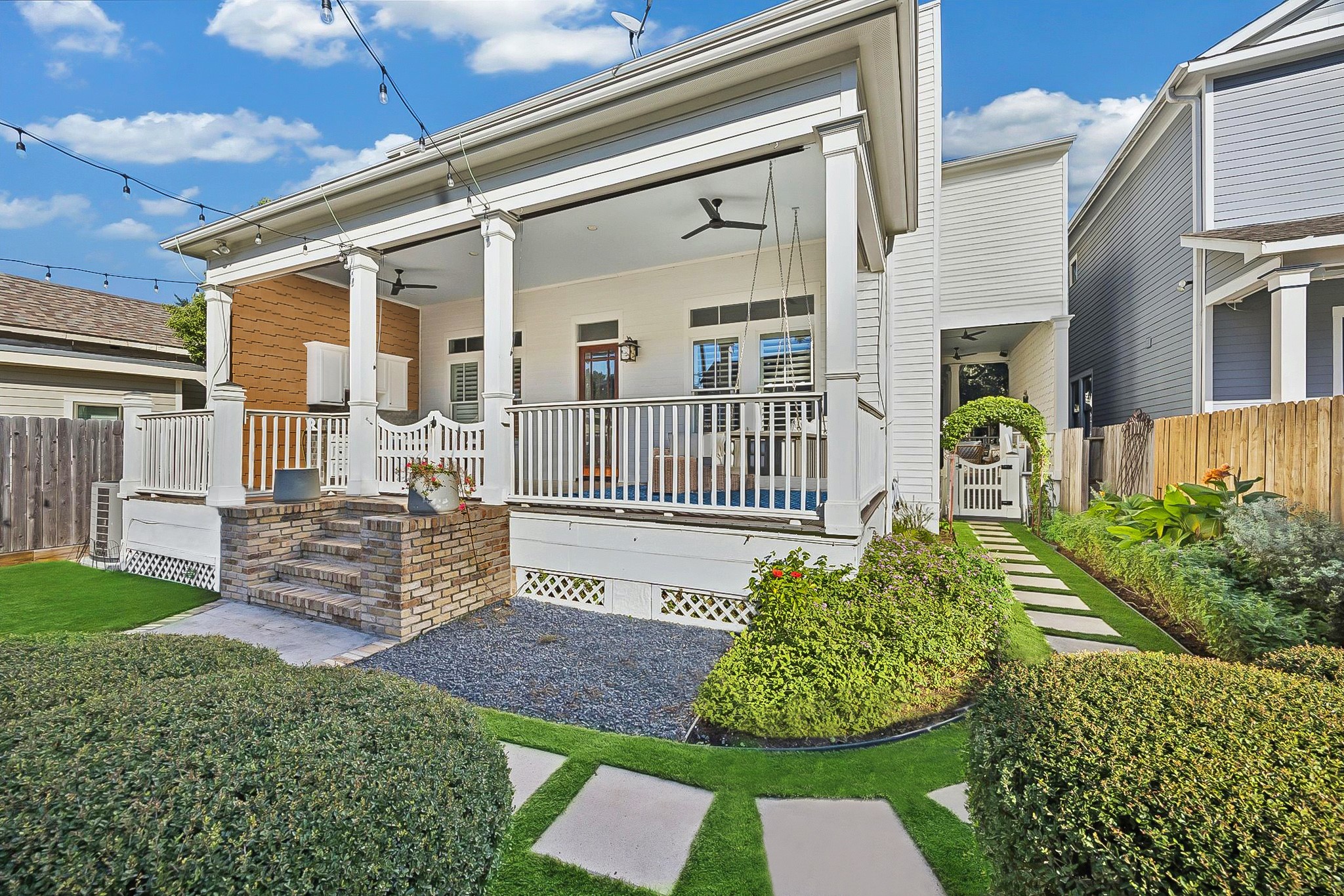 1127 Tulane Street Houston, TX 77008 - Photo 4 of 22 a front view of a house with garden