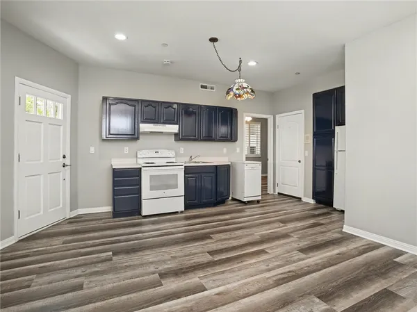 $3,000 | 518 South Helberta Avenue, Redondo Beach, CA 90277