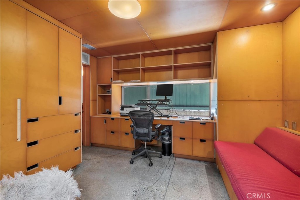 604 33rd Street Manhattan Beach, CA 90266 - Photo 21 of 46 a workspace with furniture