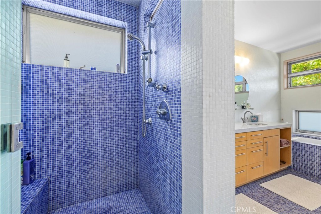 604 33rd Street Manhattan Beach, CA 90266 - Photo 28 of 46 a bathroom with a bathtub and a sink