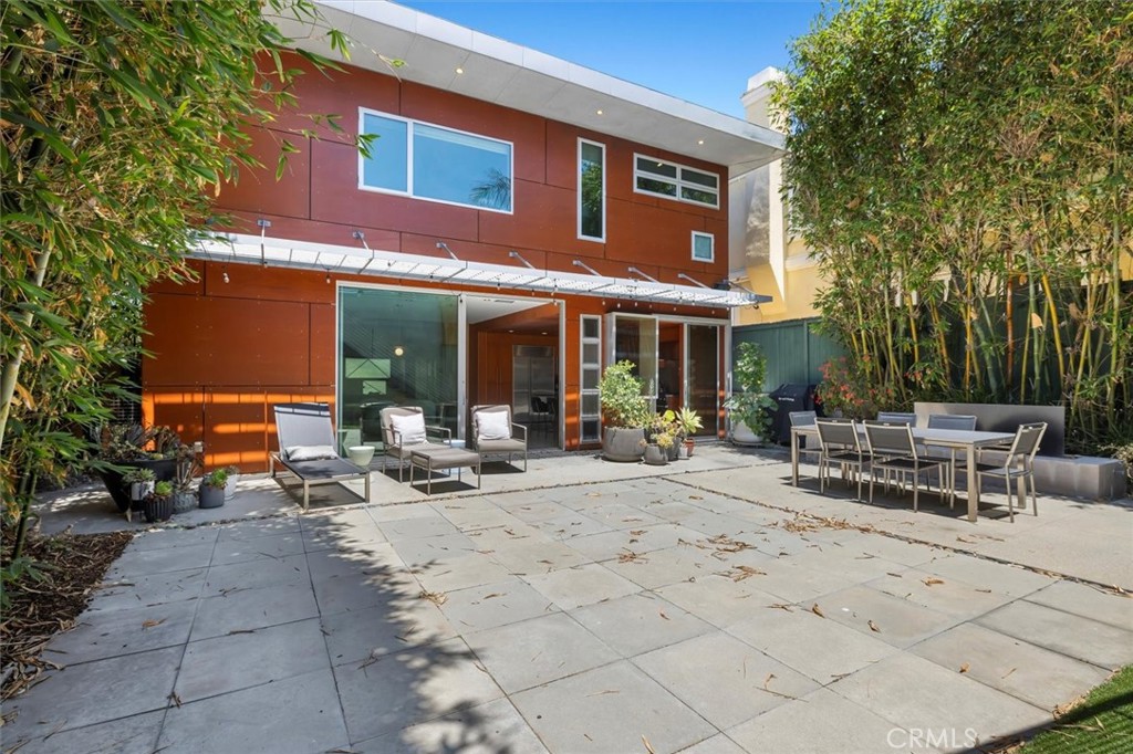 604 33rd Street Manhattan Beach, CA 90266 - Photo 41 of 46 a view of a building with sitting area