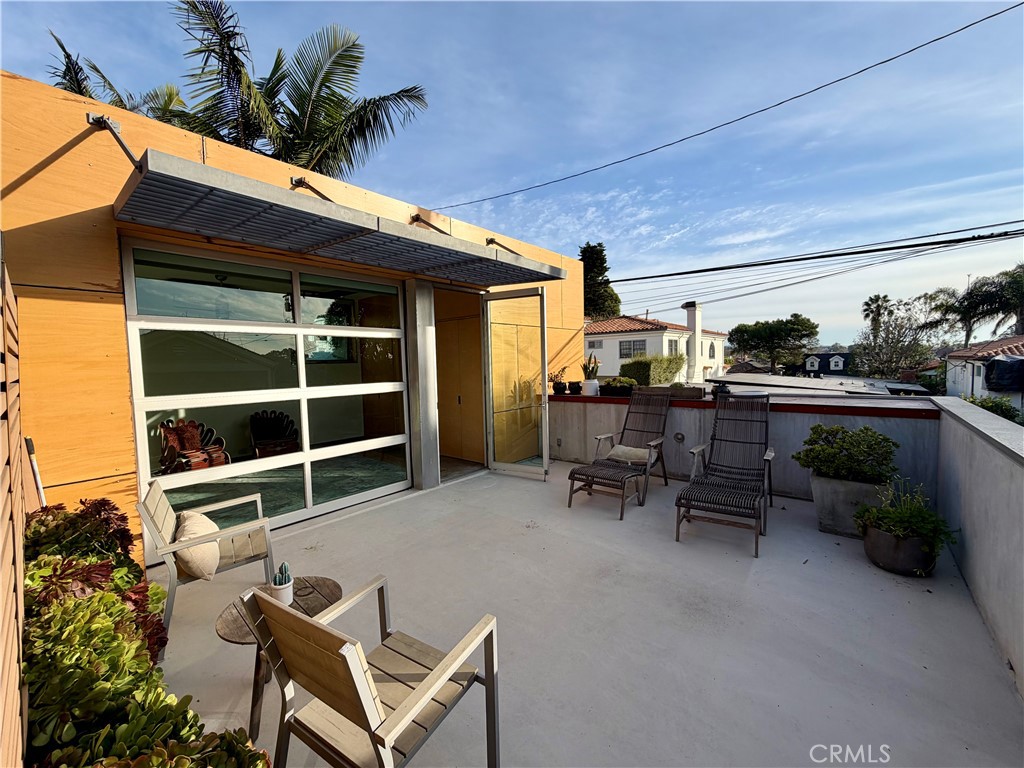 604 33rd Street Manhattan Beach, CA 90266 - Photo 44 of 46 a view of a chairs and table in a room