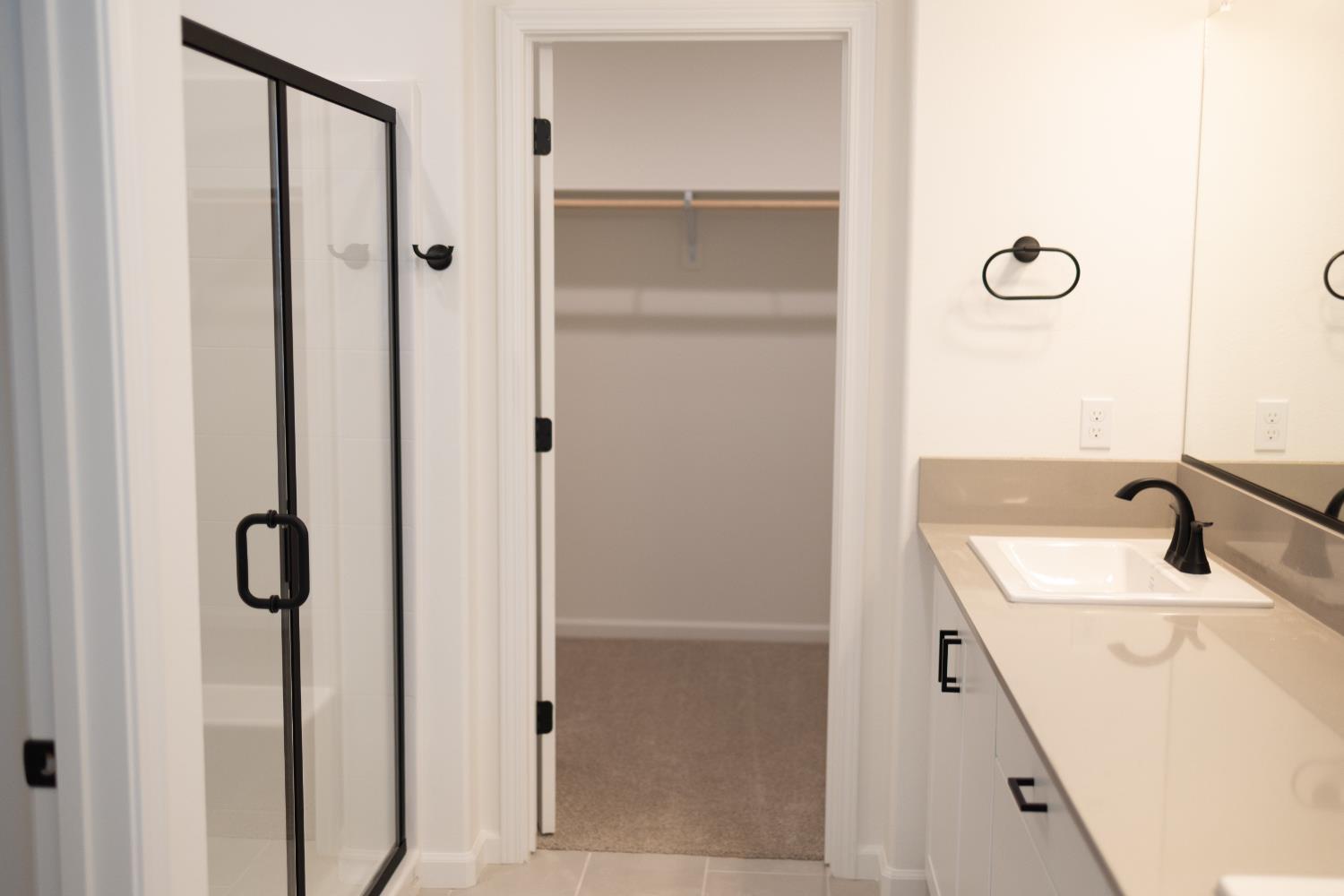 696 Grace Way Madera, CA 93636 - Photo 5 of 19 a bathroom with a tub sink and mirror