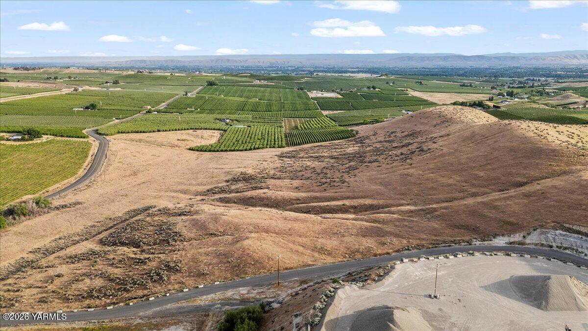 761 Nightingale Road Wapato, WA 98951 - Photo 9 of 9 a view of a city & an ocean