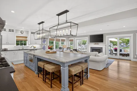 $4,250,000 | 357 Monomoscoy Road, Mashpee, MA 02649