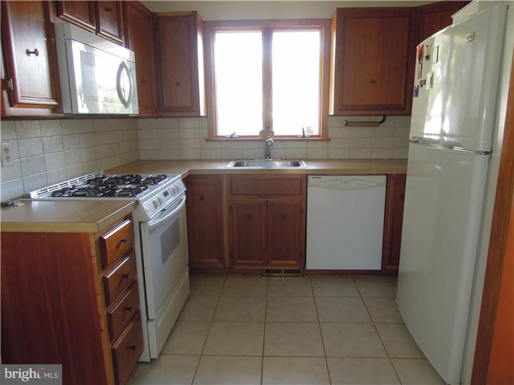 117 Miry Brook Road Hamilton Square, NJ 08690 - Photo 2 of 13 Kitchen