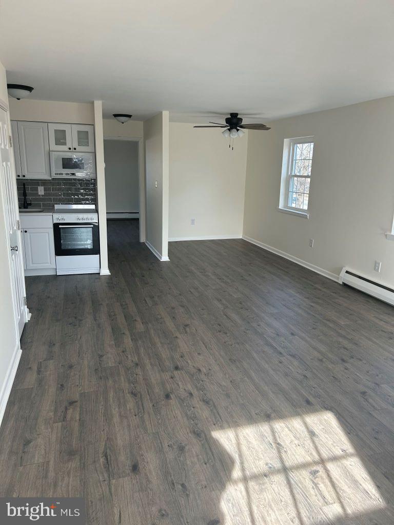 4701 Pennell Road, Unit H12 Aston, PA 19014 - Photo 4 of 12 Living Room