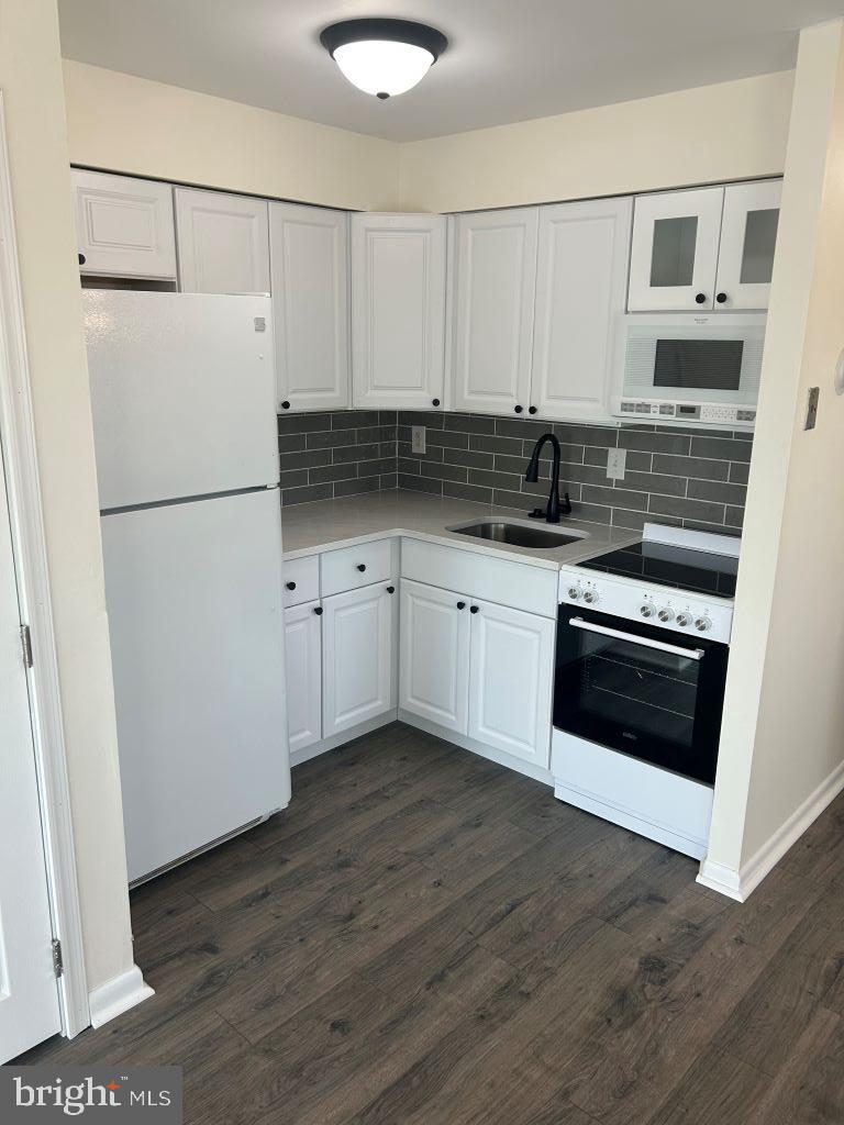 4701 Pennell Road, Unit H12 Aston, PA 19014 - Photo 6 of 12 Kitchen