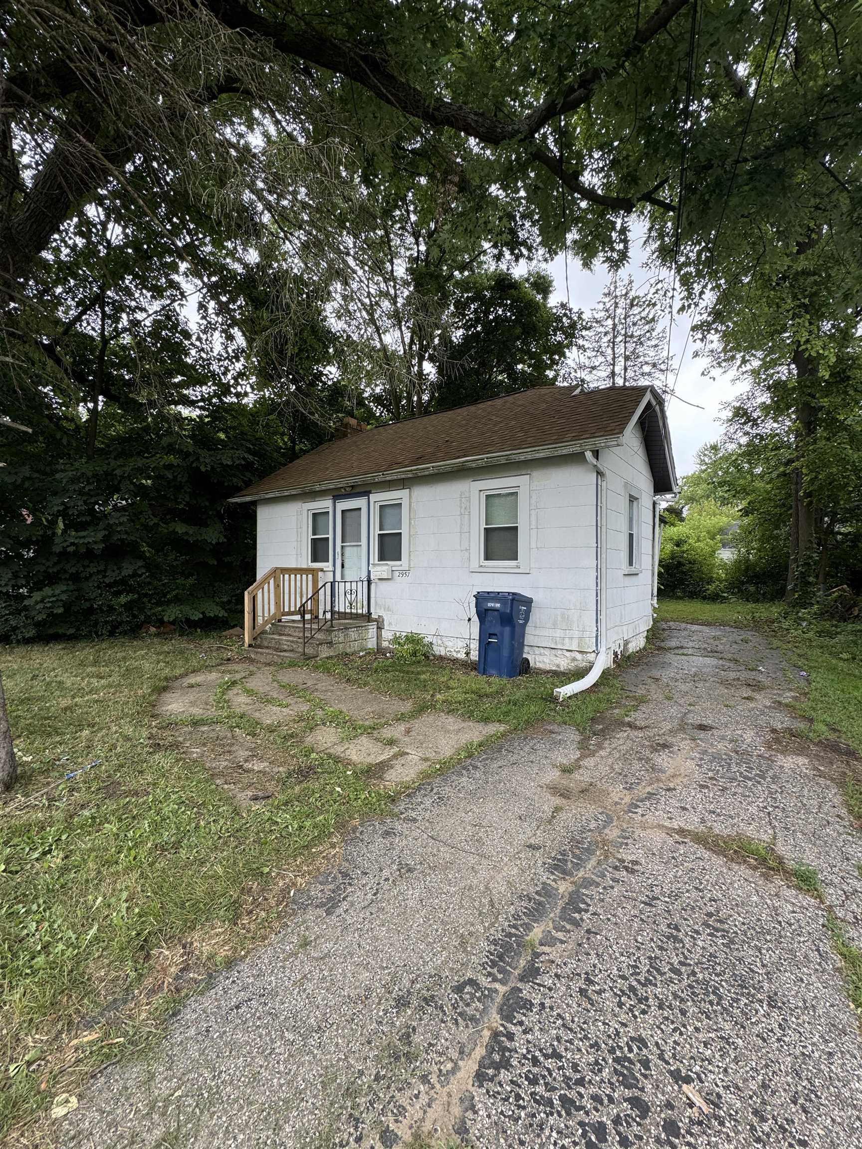 2957 Mackin Road Flint, MI 48504 - Photo 2 of 19