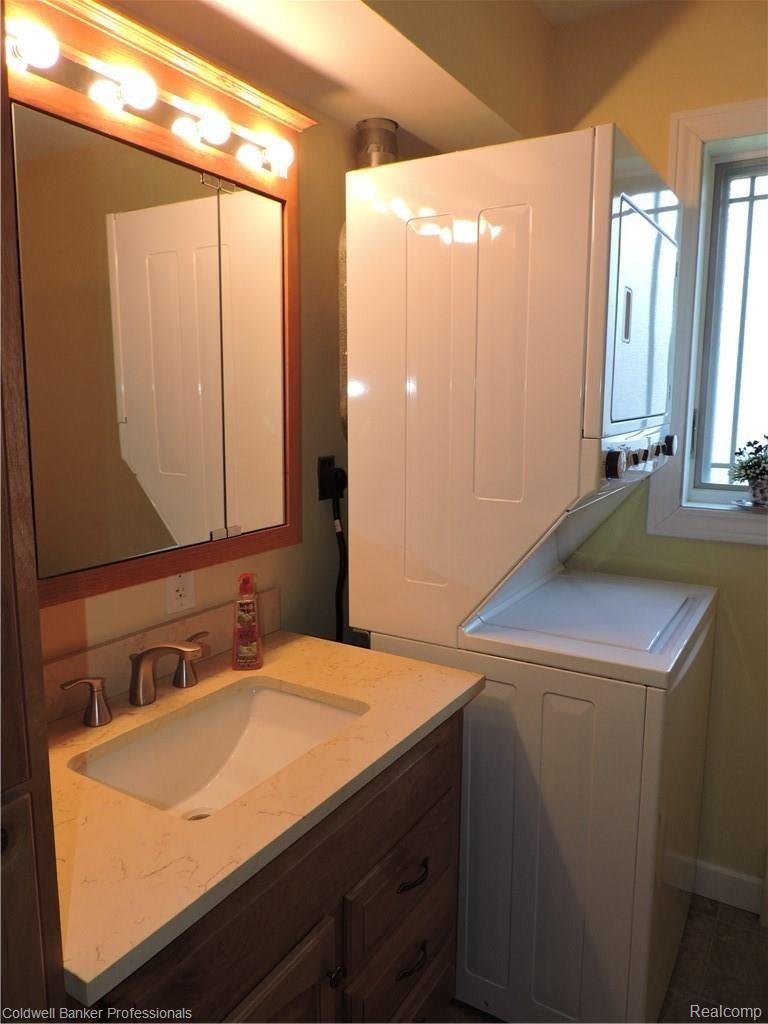 9428 Sashabaw Road Clarkston, MI 48348 - Photo 15 of 19 Full bath with stackable laundry.