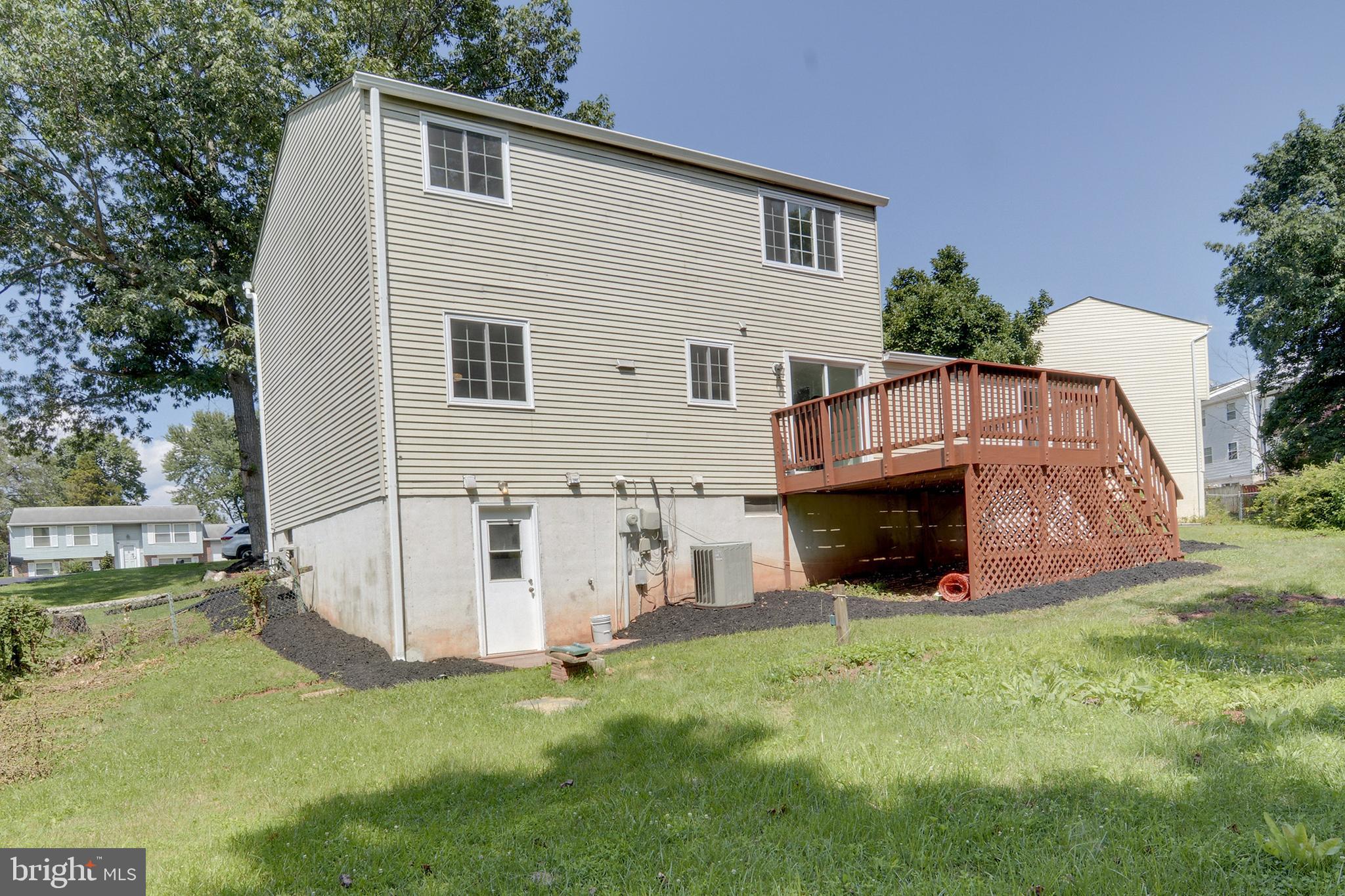 8208 Oakglen Road Manassas, VA 20110 - Photo 3 of 28 Back