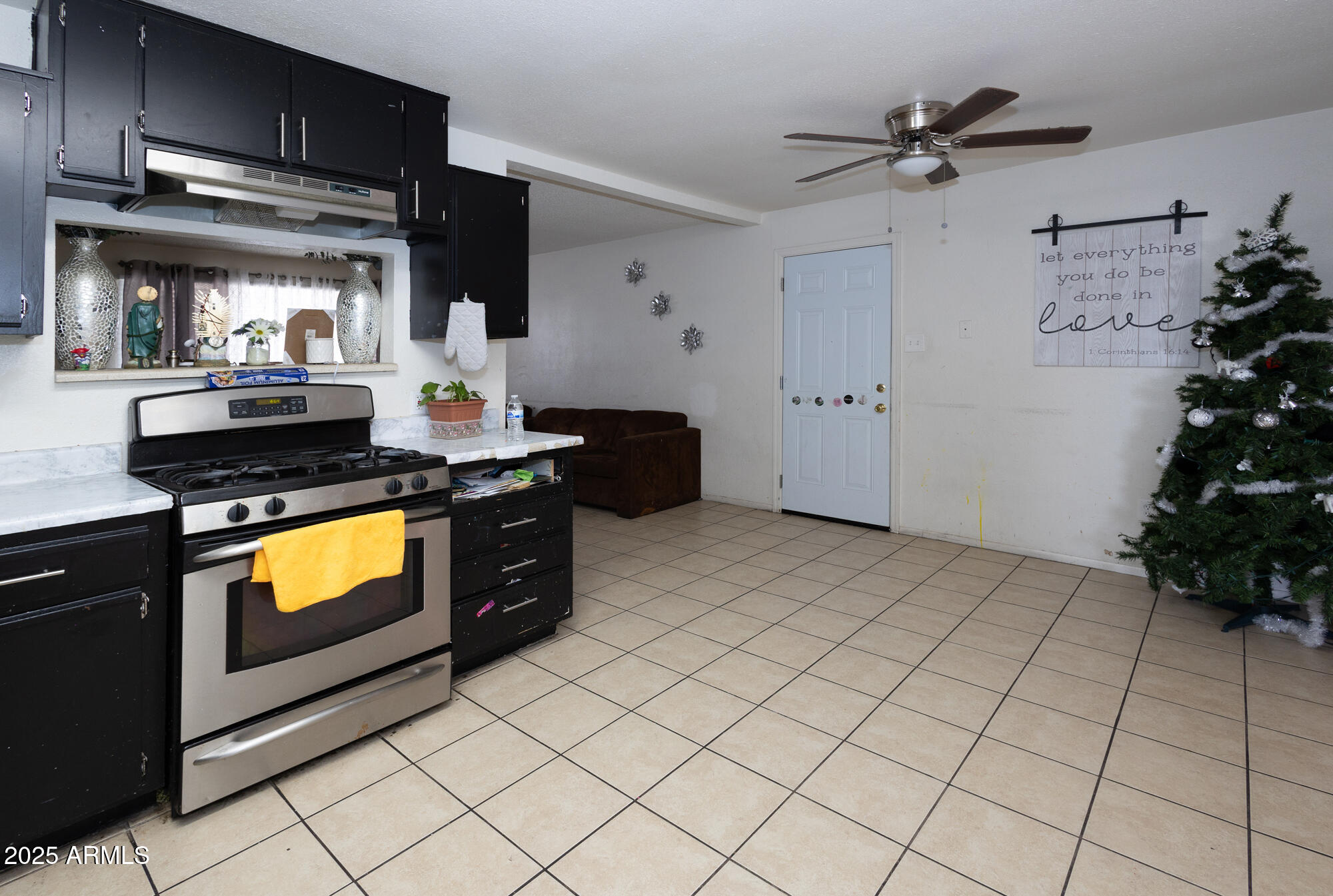 6826 South 8th Street Phoenix, AZ 85042 - Photo 5 of 22 a kitchen with granite countertop a stove and a refrigerator