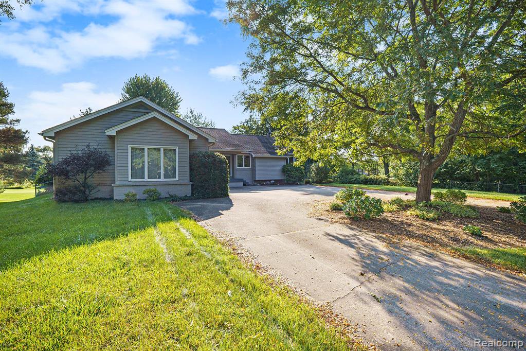 845 Hemingway Road Lake Orion, MI 48362 - Photo 2 of 27
