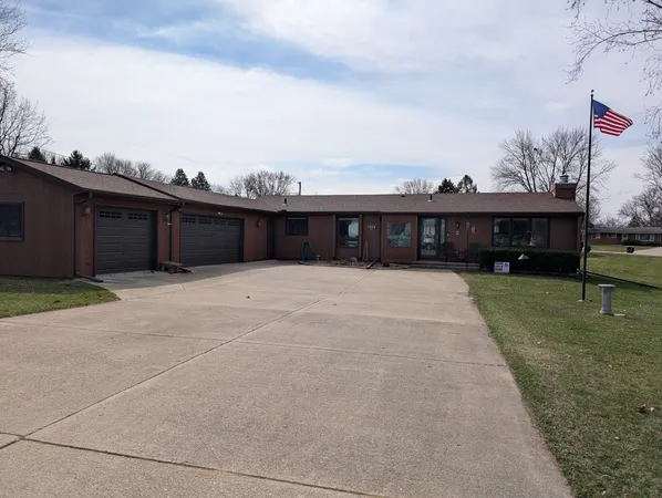 $250,000 | 2155 Oriole Drive, Freeport, IL 61032