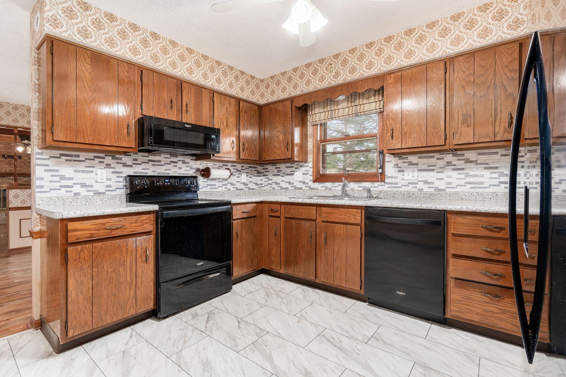 7550 Basil Western Road Canal Winchester, OH 43110 - Photo 11 of 27 005 Kitchen