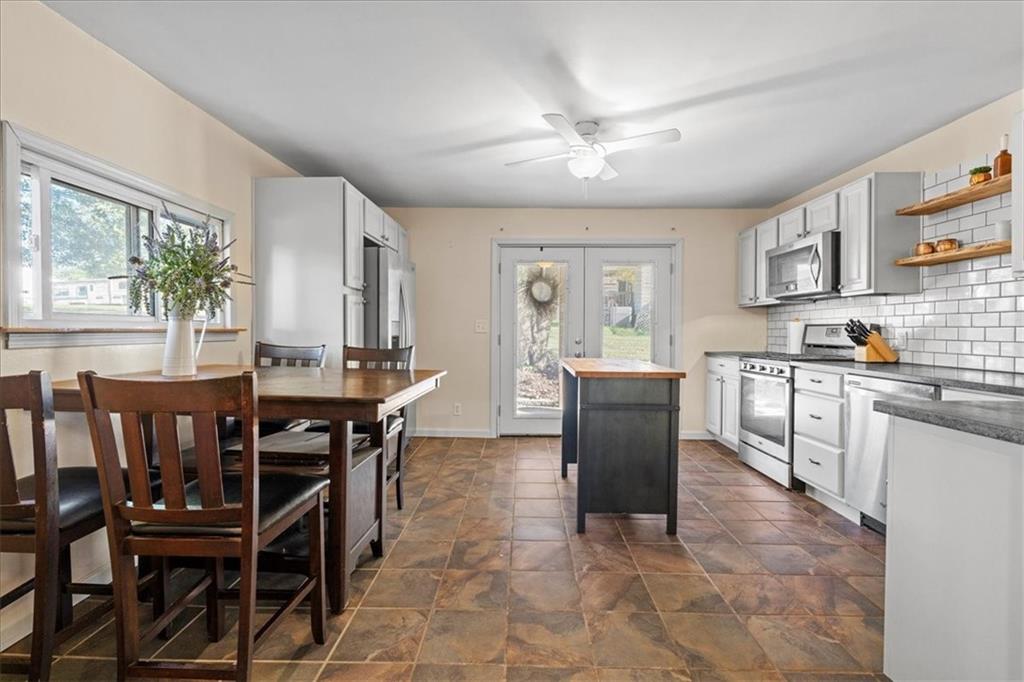 521 Benjamin Street Tarentum, PA 15084 - Photo 3 of 19 a dining room with furniture and window