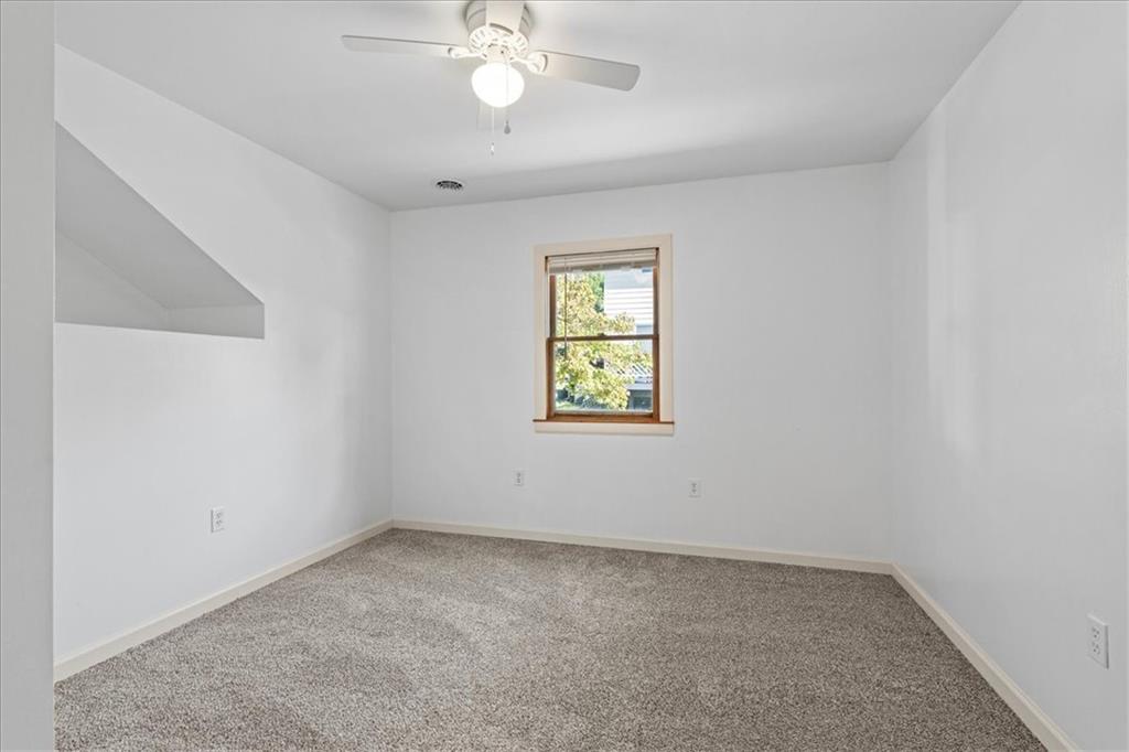521 Benjamin Street Tarentum, PA 15084 - Photo 10 of 19 an empty room with a window