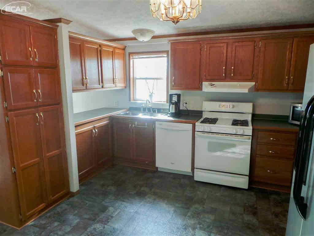 385 East Bennington Road Owosso, MI 48867 - Photo 6 of 16 21408827-5.JPG