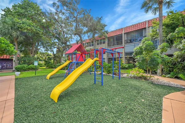 $1,750 | 777 South Federal Highway, Unit PH 4, Pompano Beach, FL 33062