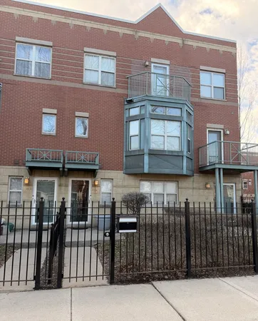 $249,999 | 4534 South Woodlawn Avenue, Unit 411, Chicago, IL 60653