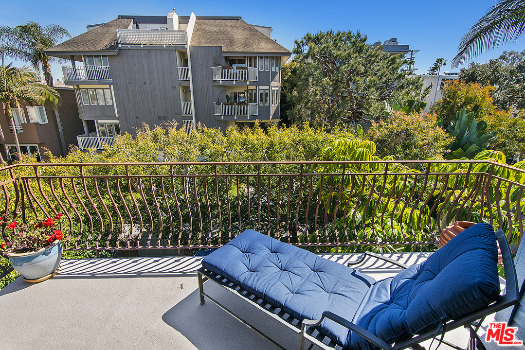 21 Westwind Street Marina del Rey, CA 90292 - Photo 20 of 52 a view of a chairs and table in the patio