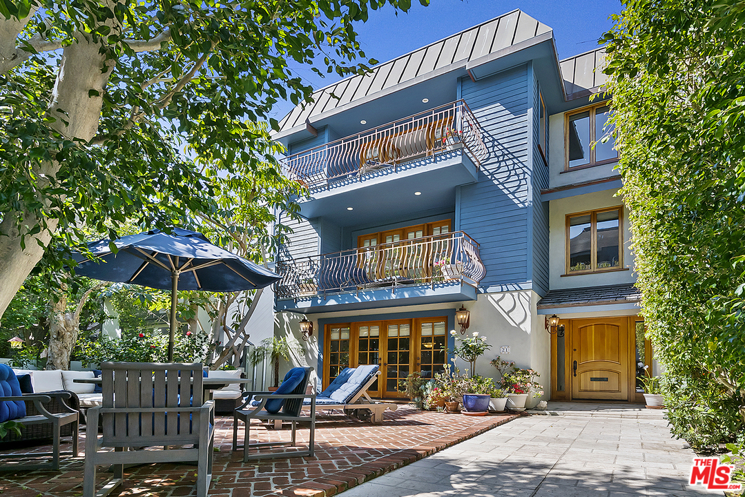 21 Westwind Street Marina del Rey, CA 90292 - Photo 4 of 52 a view of a cafe with sitting area