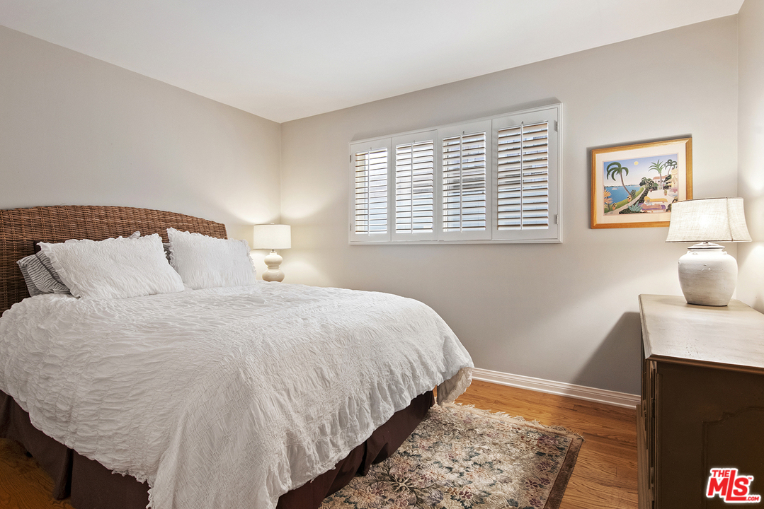 21 Westwind Street Marina del Rey, CA 90292 - Photo 35 of 52 a bedroom with a bed and a window