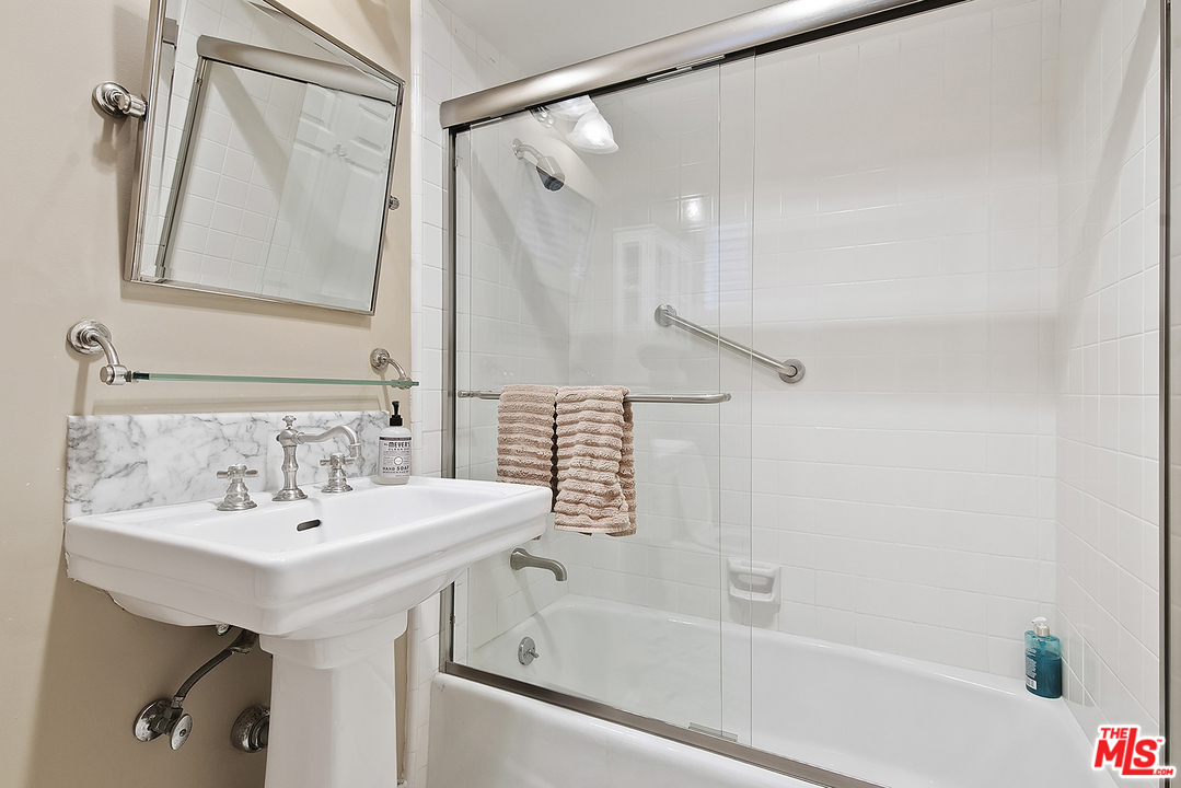 21 Westwind Street Marina del Rey, CA 90292 - Photo 36 of 52 a bathroom with a sink a mirror and a bathtub