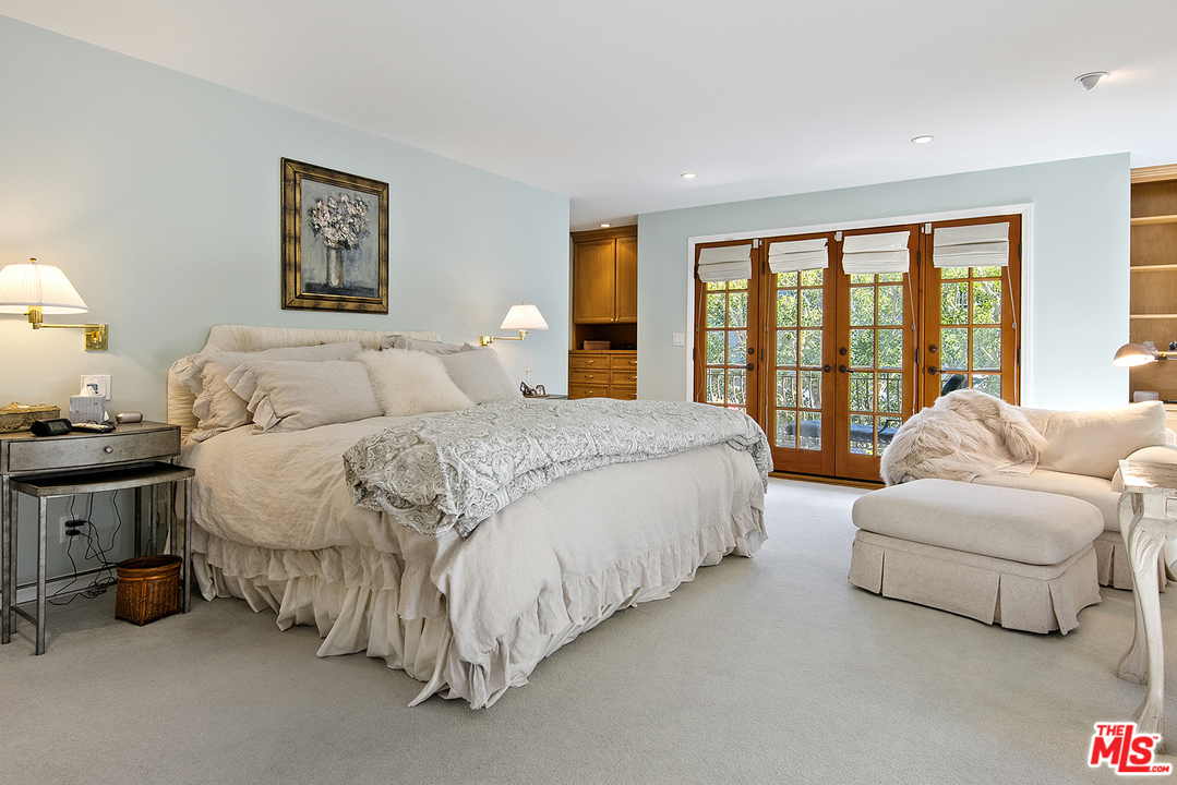 21 Westwind Street Marina del Rey, CA 90292 - Photo 40 of 52 a spacious bedroom with a bed and a couch