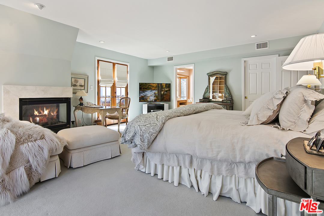 21 Westwind Street Marina del Rey, CA 90292 - Photo 42 of 52 a bed room with bed and a fireplace