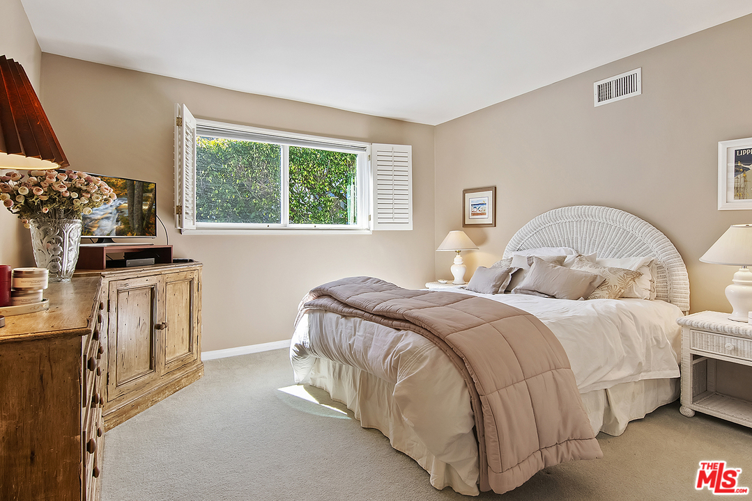 21 Westwind Street Marina del Rey, CA 90292 - Photo 46 of 52 a bedroom with two beds and a window