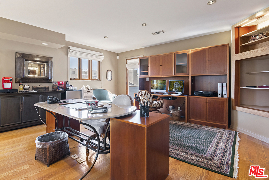 21 Westwind Street Marina del Rey, CA 90292 - Photo 52 of 52 a view of a dining room with furniture