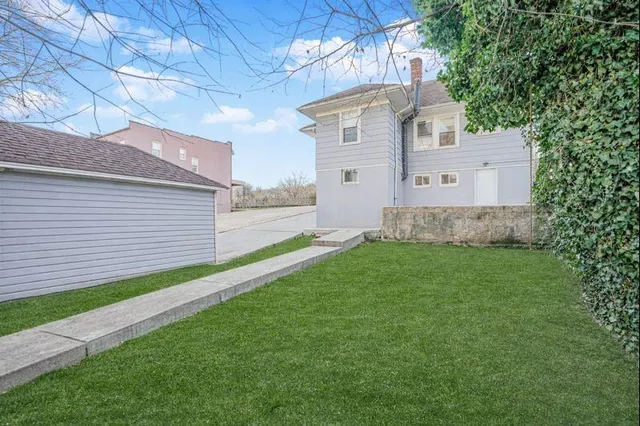 a view of a back yard of the house