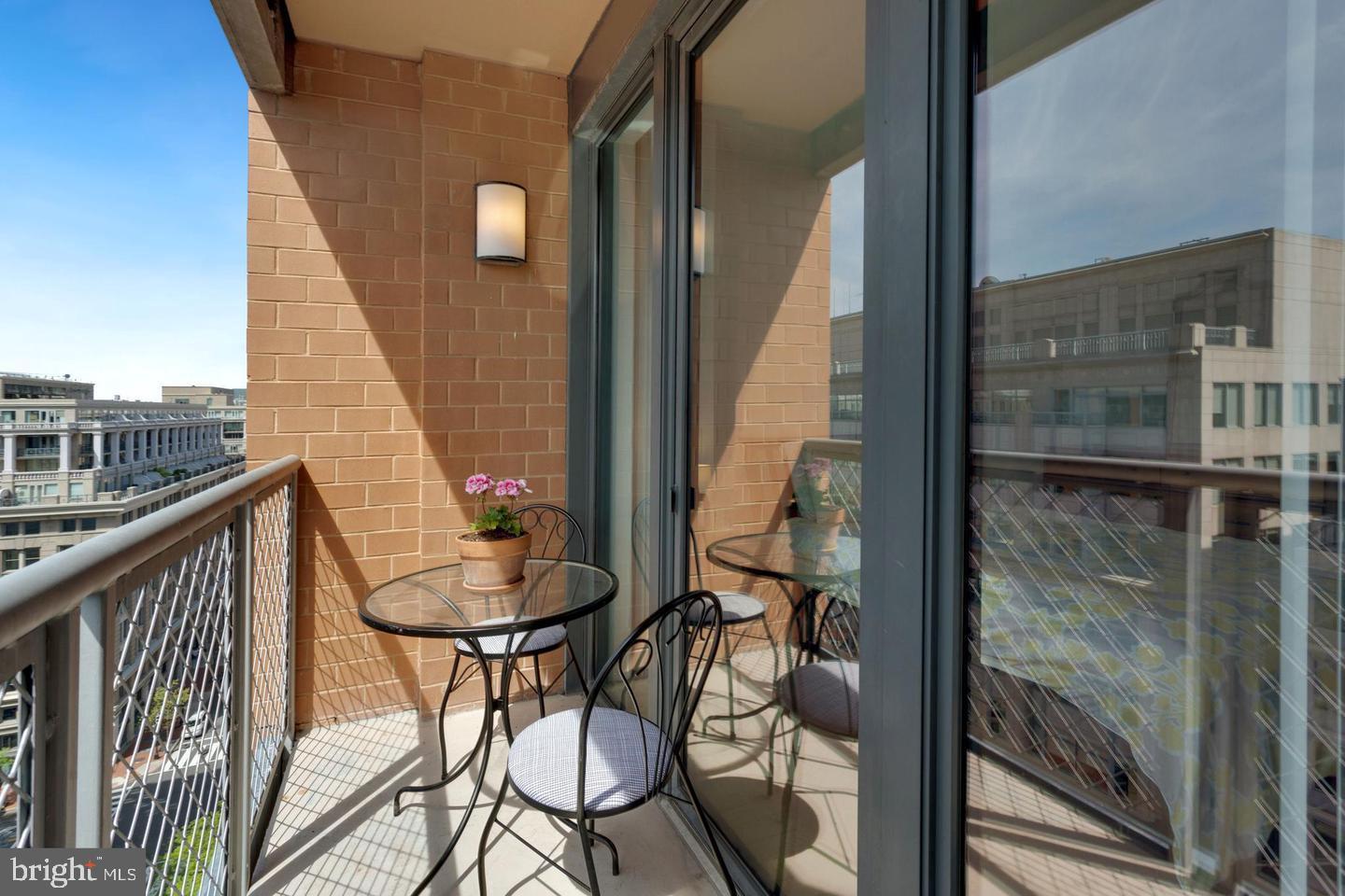 631 D Street Northwest, Unit 931 Washington, DC 20004 - Photo 13 of 20 a balcony with table and chairs
