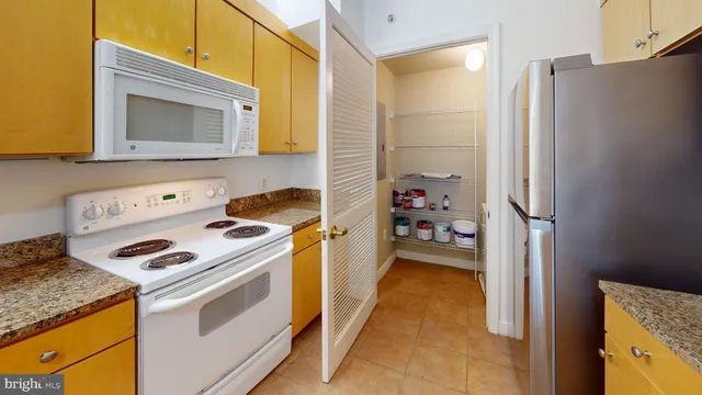 a kitchen that has a stove and a refrigerator