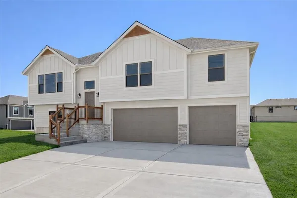 $399,900 | 1325 North Holland Court, Independence, MO 64056