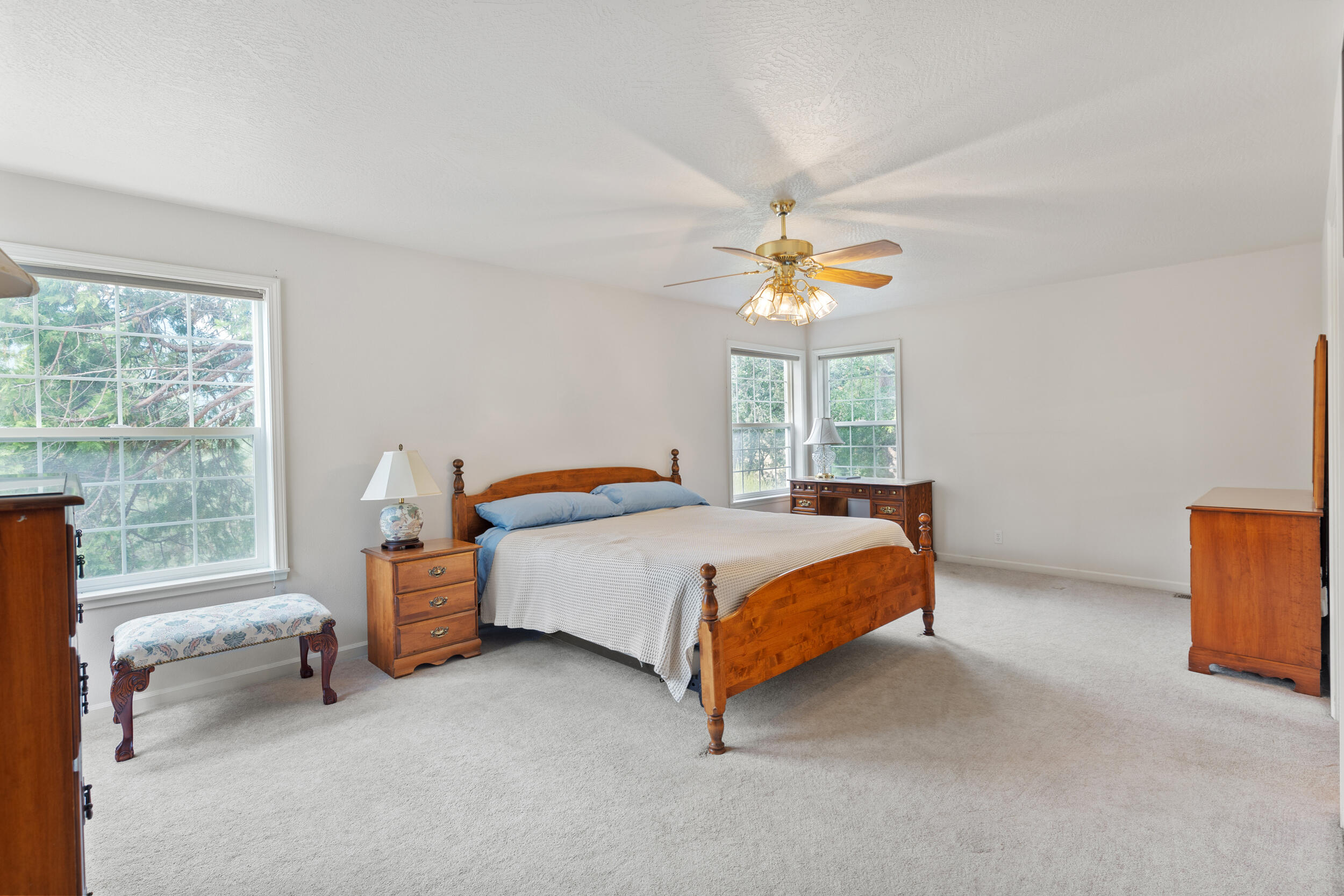 280 Naturescape Road Grants Pass, OR 97527 - Photo 16 of 60 Primary Bedroom