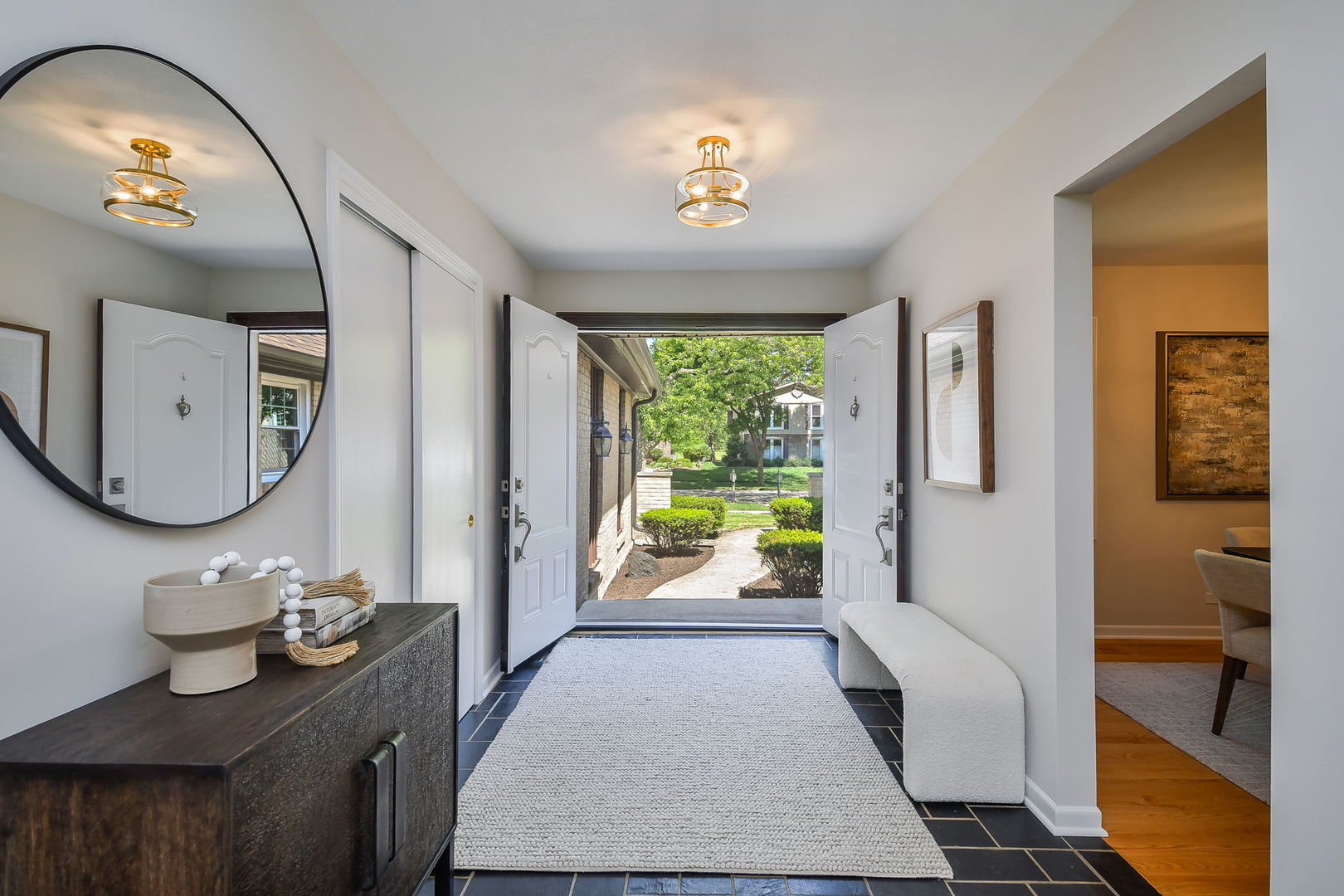 541 Williamsburg Road Glen Ellyn, IL 60137 - Photo 4 of 45 a very nice looking room with a large window