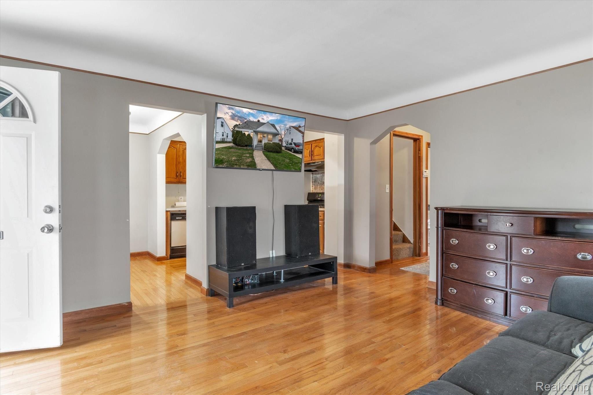 7535 Sterling Street Center Line, MI 48015 - Photo 9 of 48 Livingroom w/hardwood