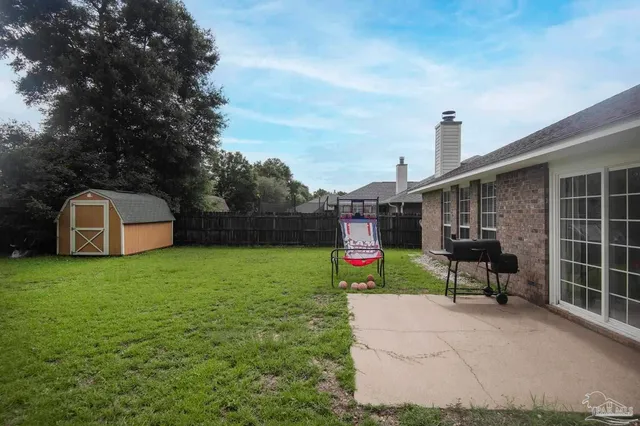 a view of a house with backyard and garden