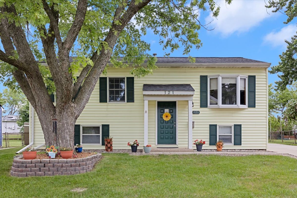 121 Seton Place Streamwood, IL 60107 - Photo 2 of 26