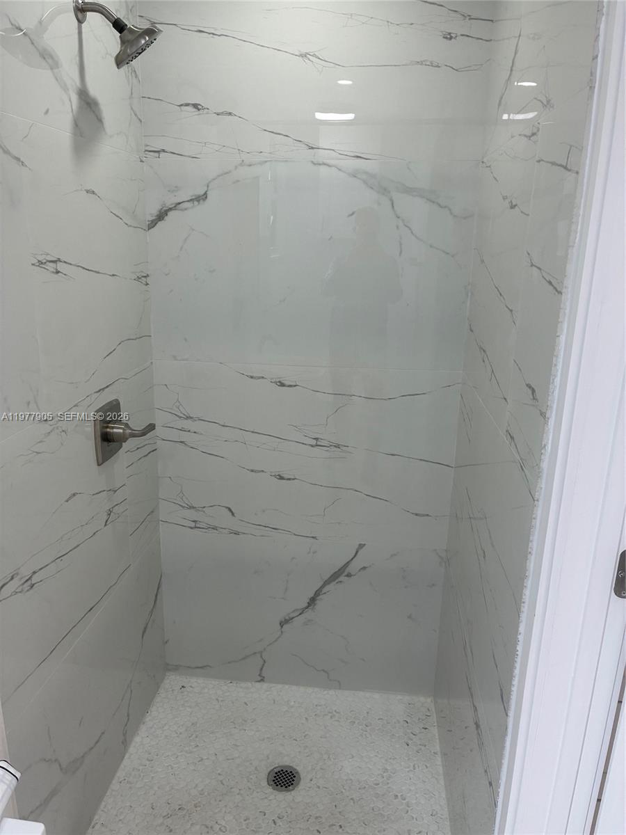 1530 Northeast 33rd Street, Unit 1530 Pompano Beach, FL 33064 - Photo 2 of 6 Shower