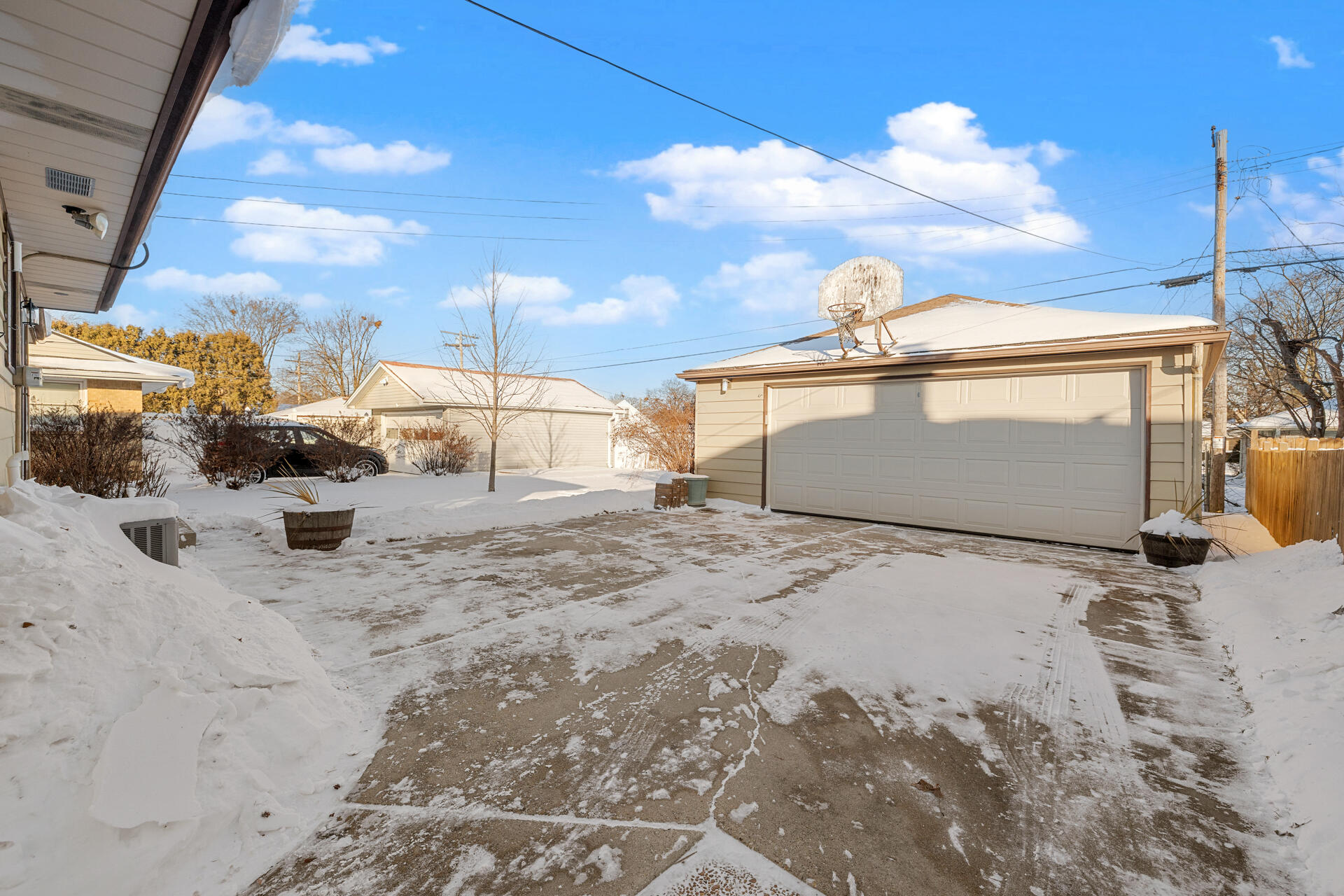 4134 North 80th Street Milwaukee, WI 53222 - Photo 23 of 28 Two and half car garage