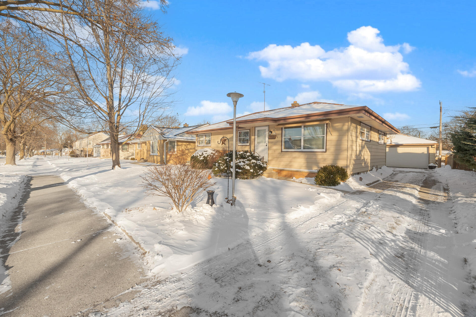 4134 North 80th Street Milwaukee, WI 53222 - Photo 2 of 28 Adorable ranch home with garage in back